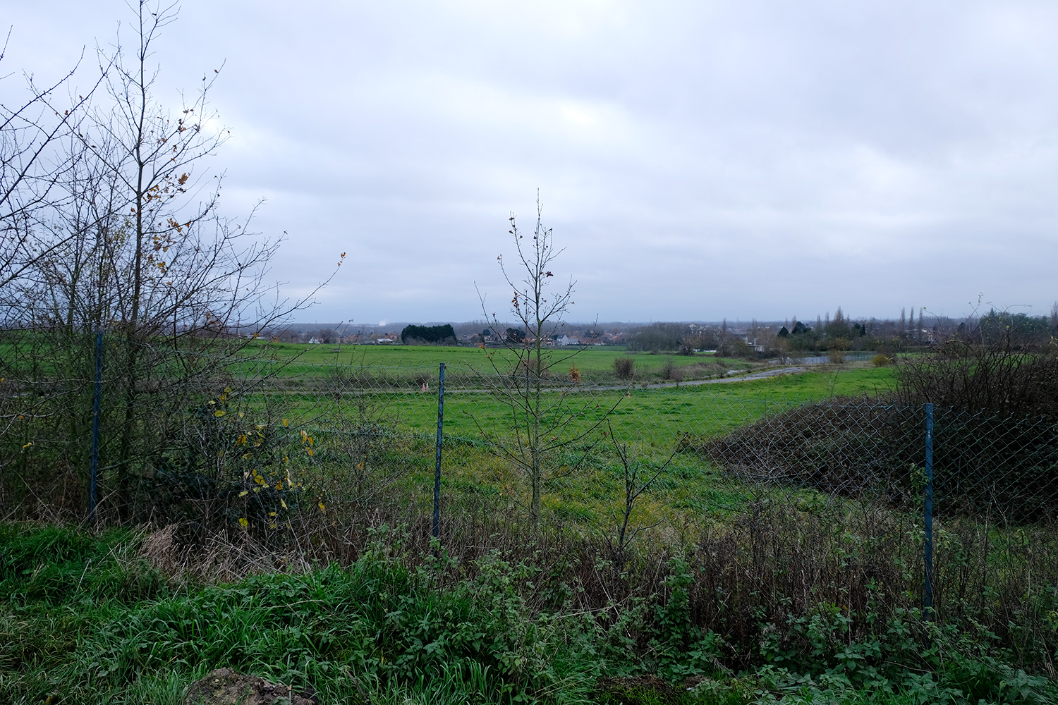 Après l’interview, Sidonie HADOUX et Romaric CAYET se rendent sur les lieux de l’ancien centre d’enfouissement © Globe Reporters