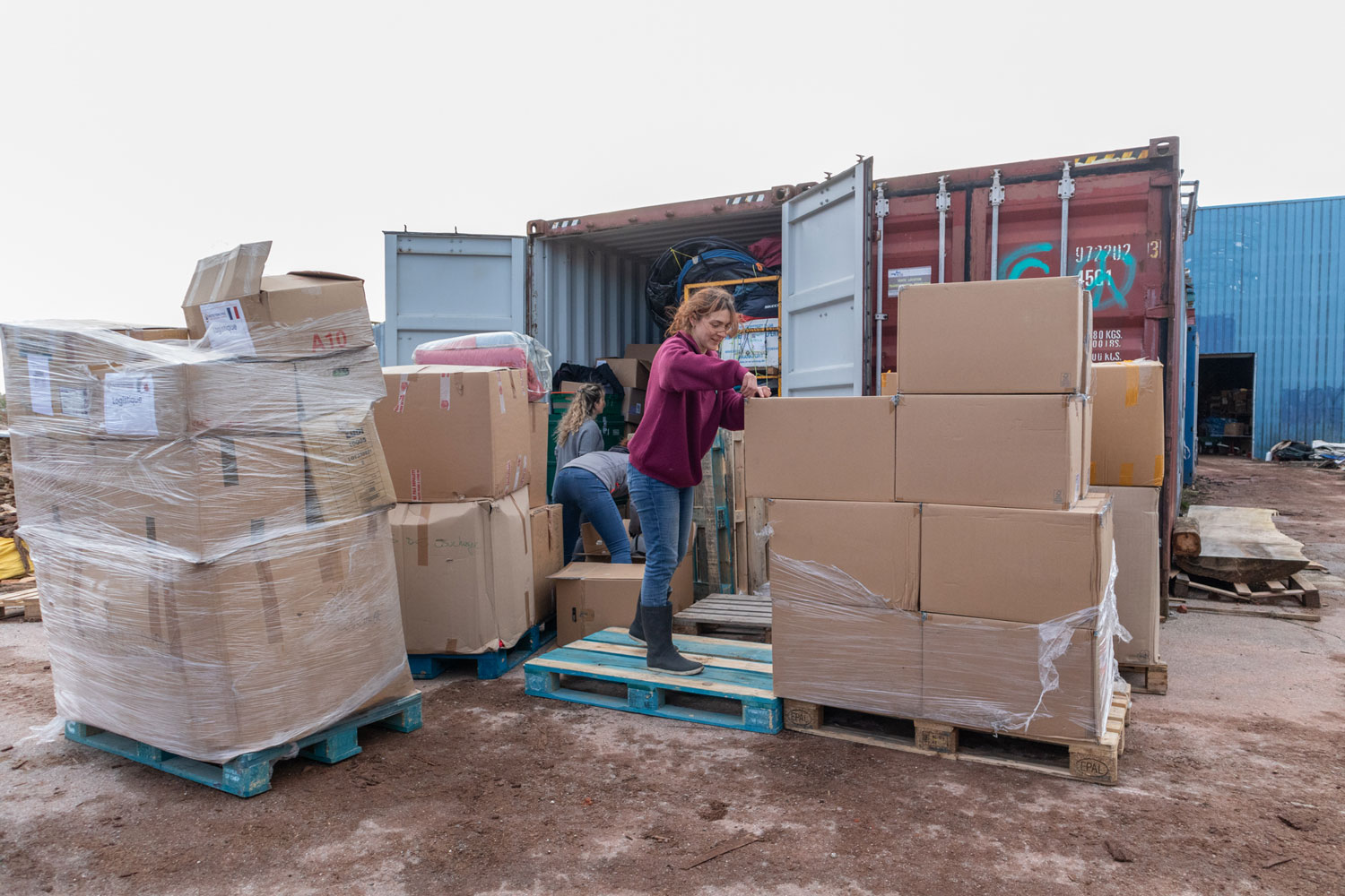 Des bénévoles vident la marchandise récoltée.