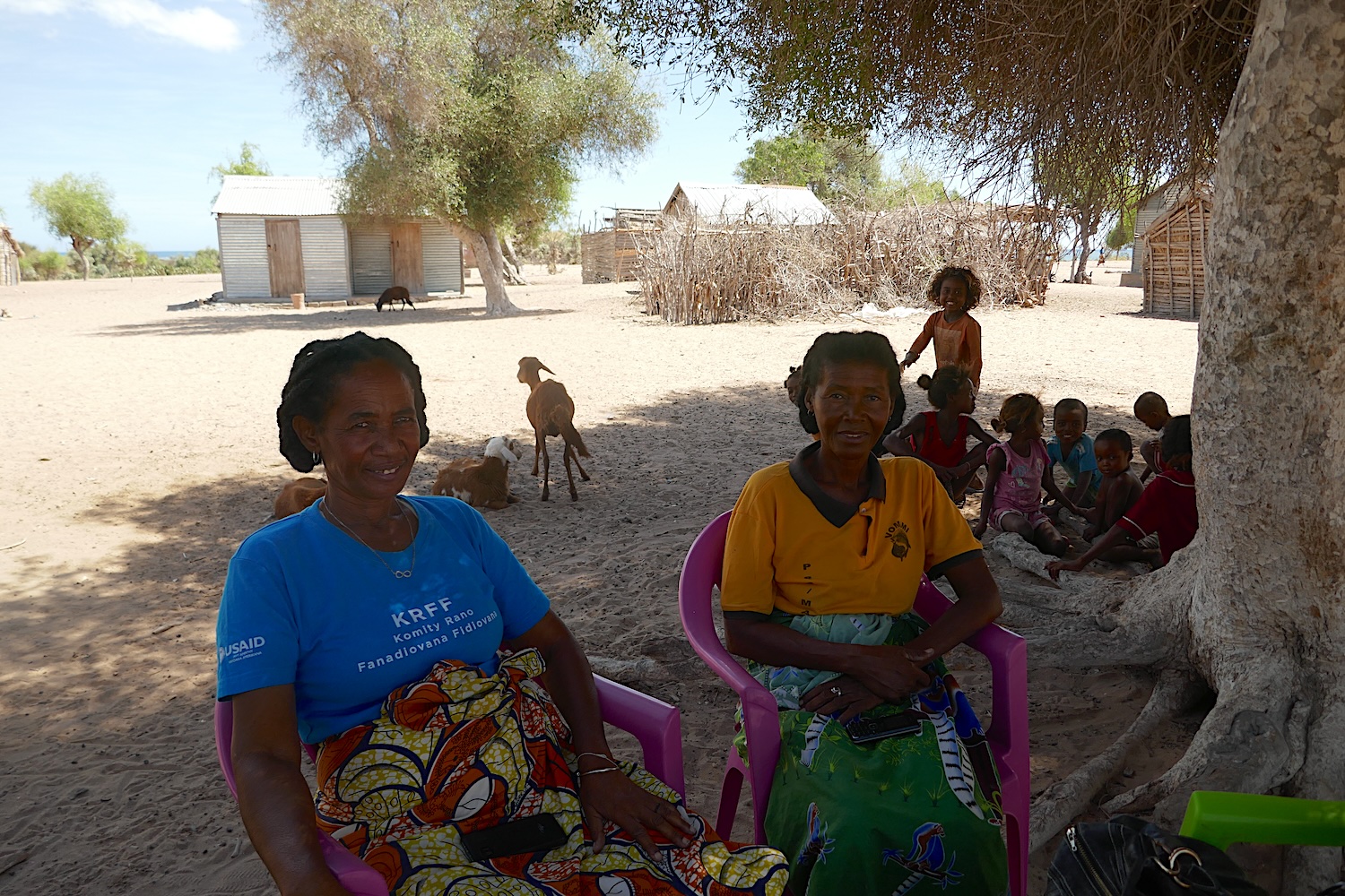 L’interview avec Cladini se réalise sous un arbre, devant la porte de sa maison en compagnie de son amie Marie Angèle et d’autres femmes et enfants qui écoutent les questions des globe-reporters et les réponses © Globe Reporters