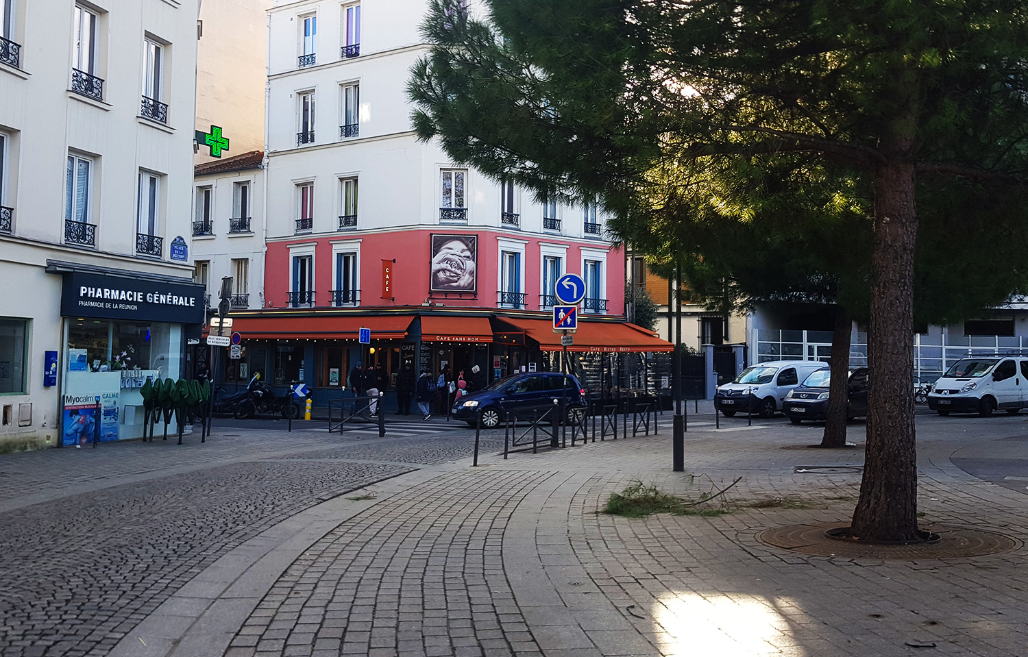 Isabelle QUEHE a prévenu Chloé dans la matinée qu’elle ne pourrait pas la recevoir au sein de son association, pour des raisons indépendantes de sa volonté. Elle lui propose alors de se retrouver sur un café de la place, à quelques minutes de l’association © Globe Reporters