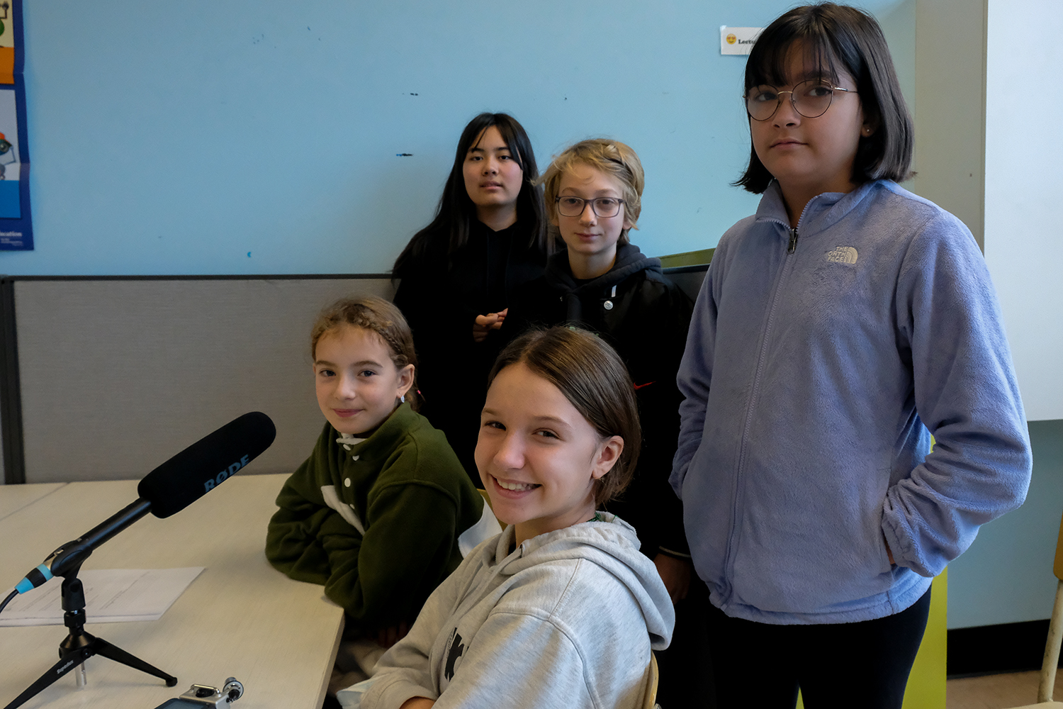 Photo de groupe à la fin de l’entrevue : Clara, Gabrielle, Lila, Adrien et Mily-Anne © Globe Reporters