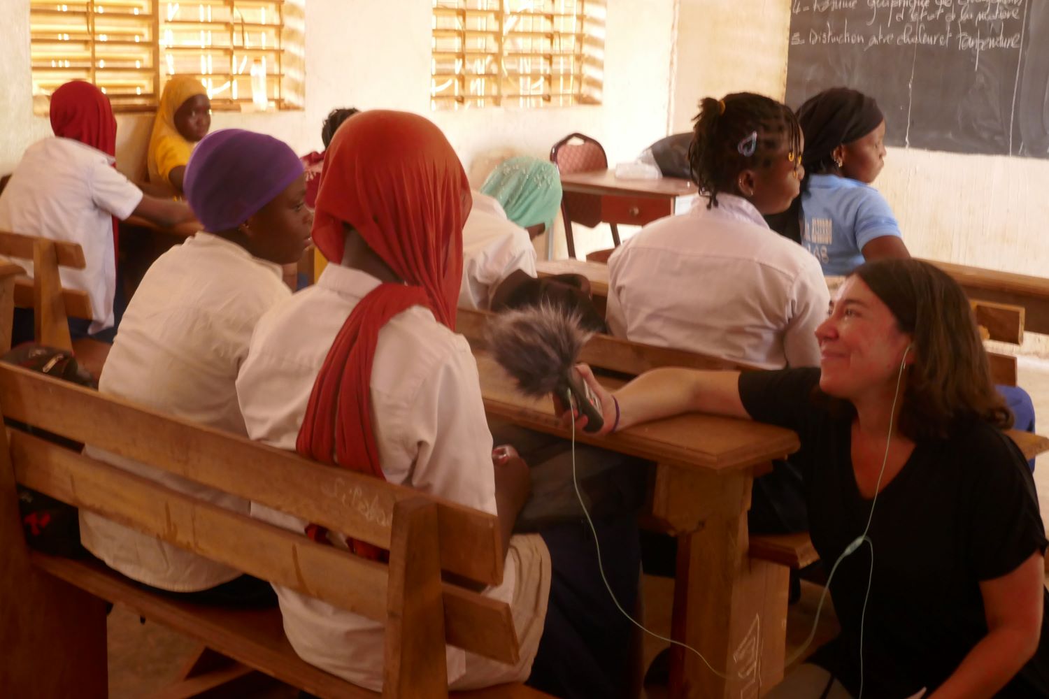 Les élèves lèvent la main pour répondre aux questions des globe-reporters du collège Victor DURUY et l’envoyée spéciale enregistre. Au début les élèves sont timides mais petit à petit, il y a de plus en plus de bras levés © Globe Reporters/Zabda