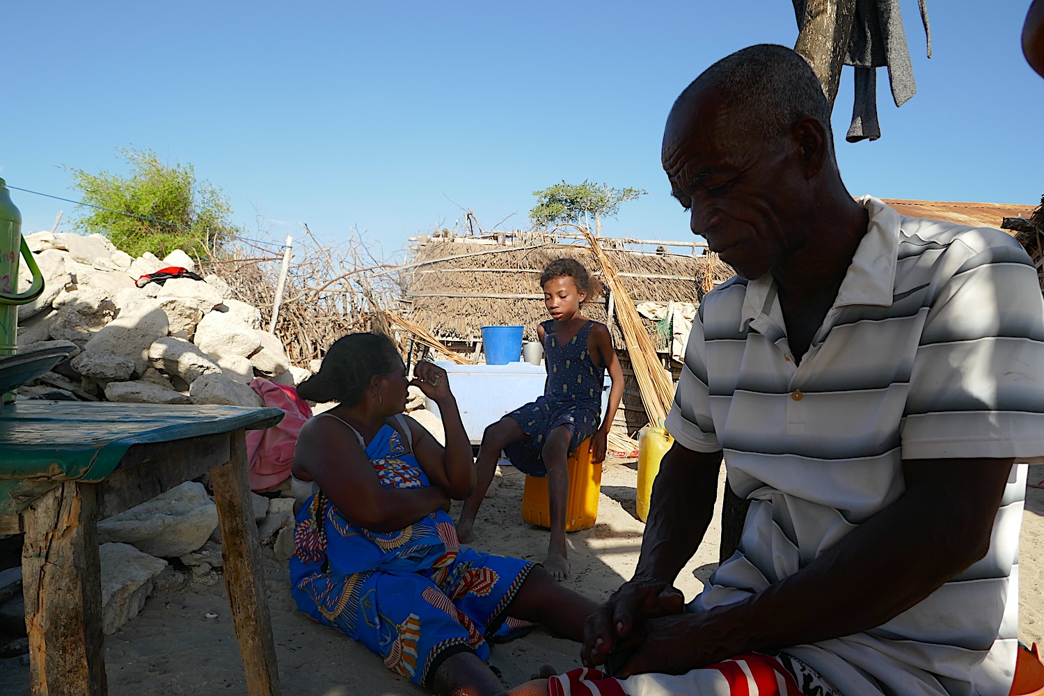 L’interview avec Agustin GULLURU se réalise à l’ombre dans la gargote qui tient sa femme (assise dans la photo) à côté de la plage © Globe Reporters