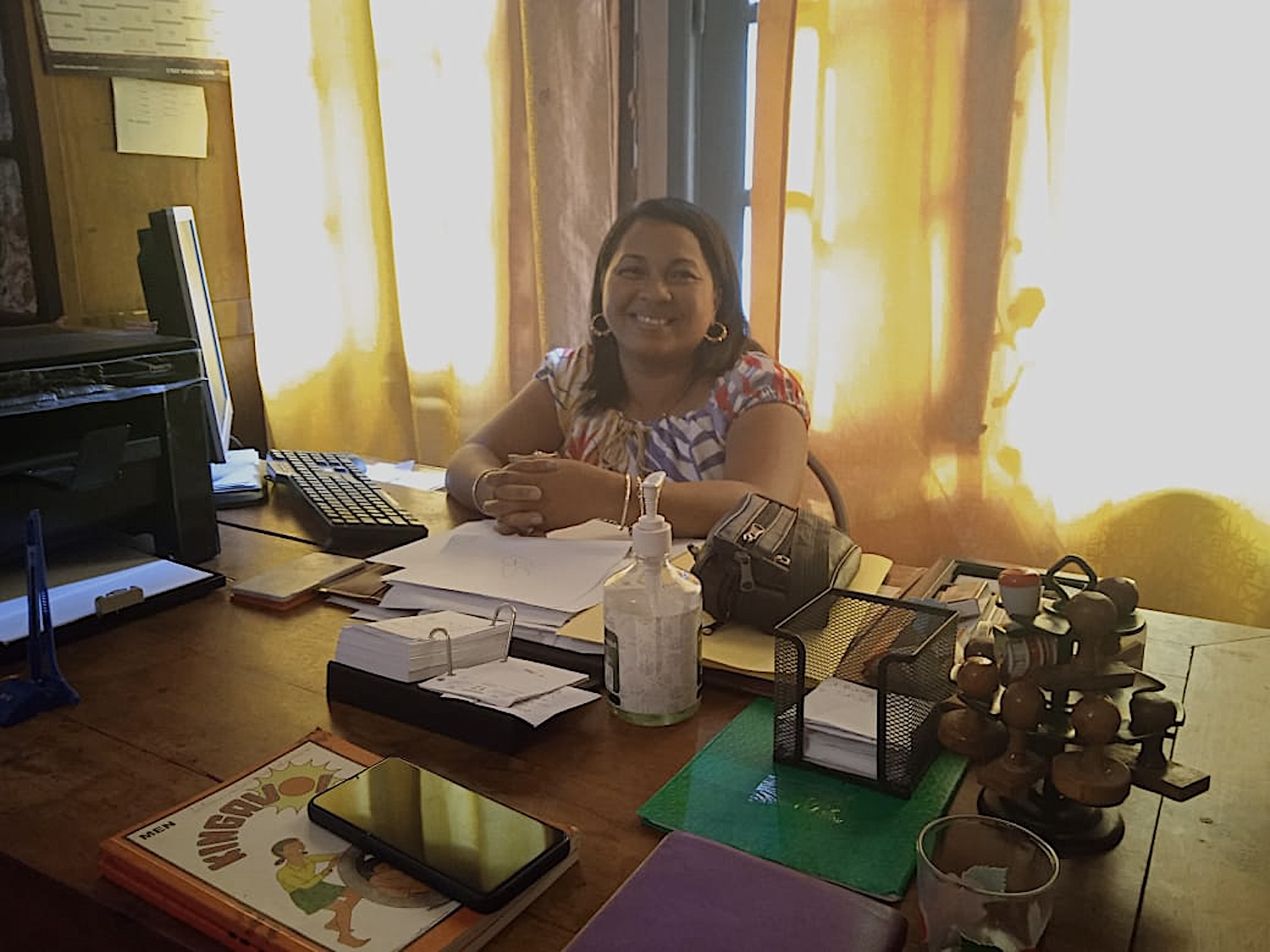 Nadia RAZAFINDRANAIVO, directrice de l’école primaire Analakely, dans son bureau © Globe Reporters