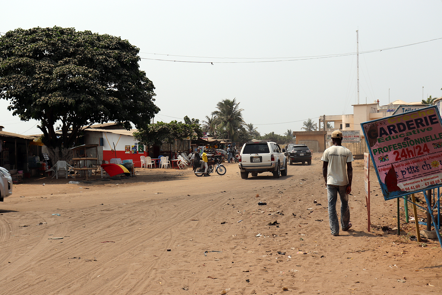 Nous voici dans la rue qui mène à la maison d’hôtes où loge l’envoyée spéciale des globe-reporters.