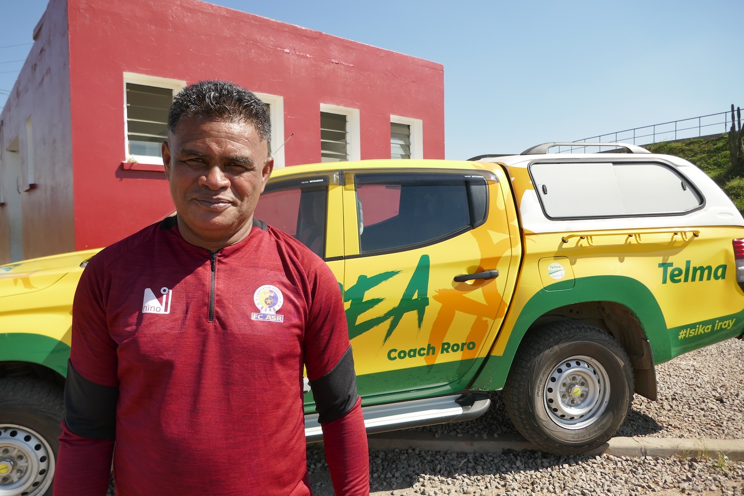 Le coach Rôrô devant sa voiture © Globe Reporters