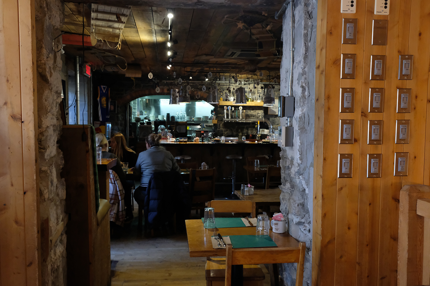 Le barman fait patienter la journaliste quelques instants en attendant que le Chef se libère pour l’interview © Globe Reporters