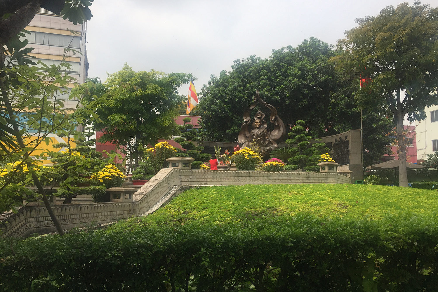 Une statue a été dressée à son effigie, devant laquelle des Vietnamiens prient régulièrement.