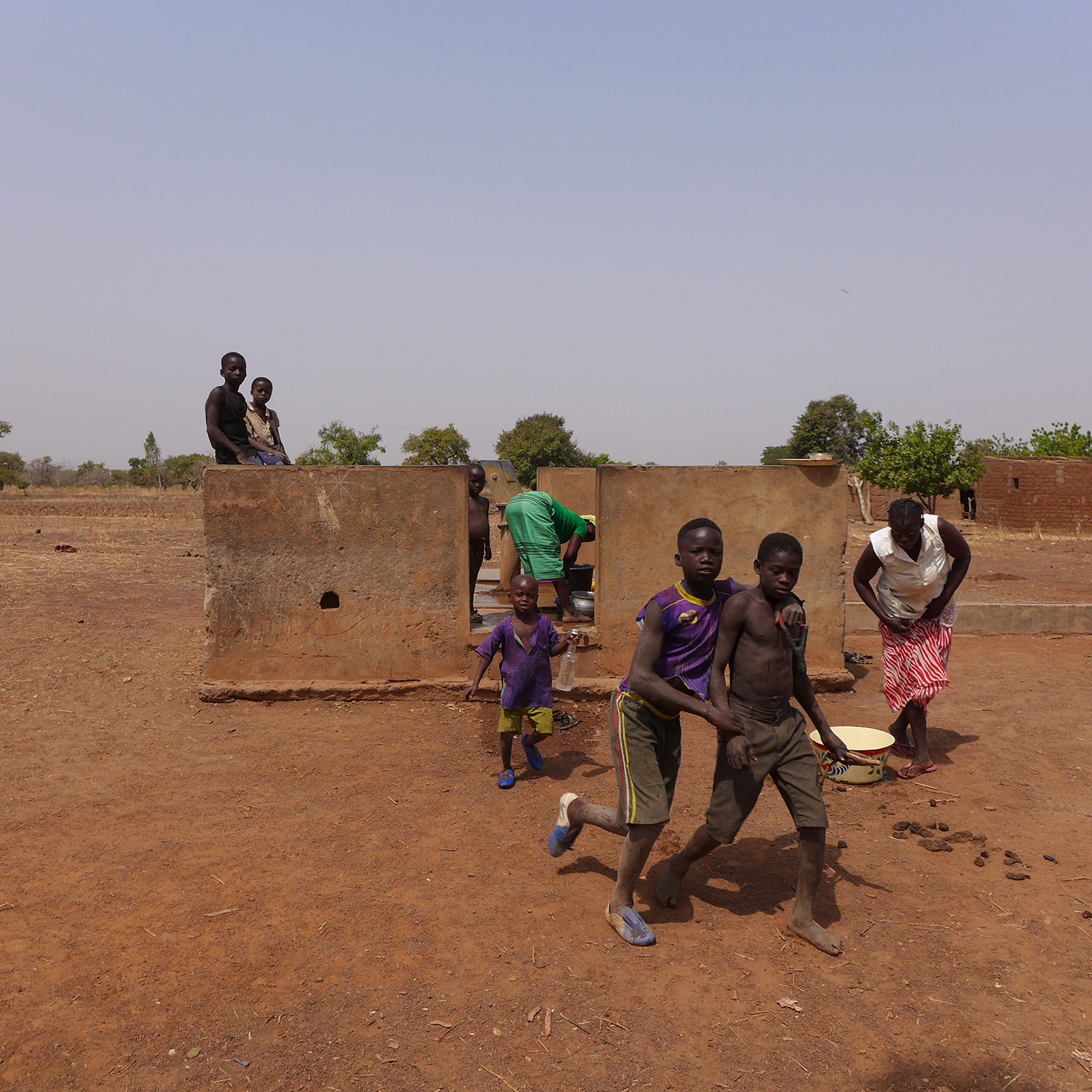 Cette pompe est située à côté du collège et de l’école de Niego. En sortant de l’école, les enfants aident leurs mères à charger de l’eau pour la maison.