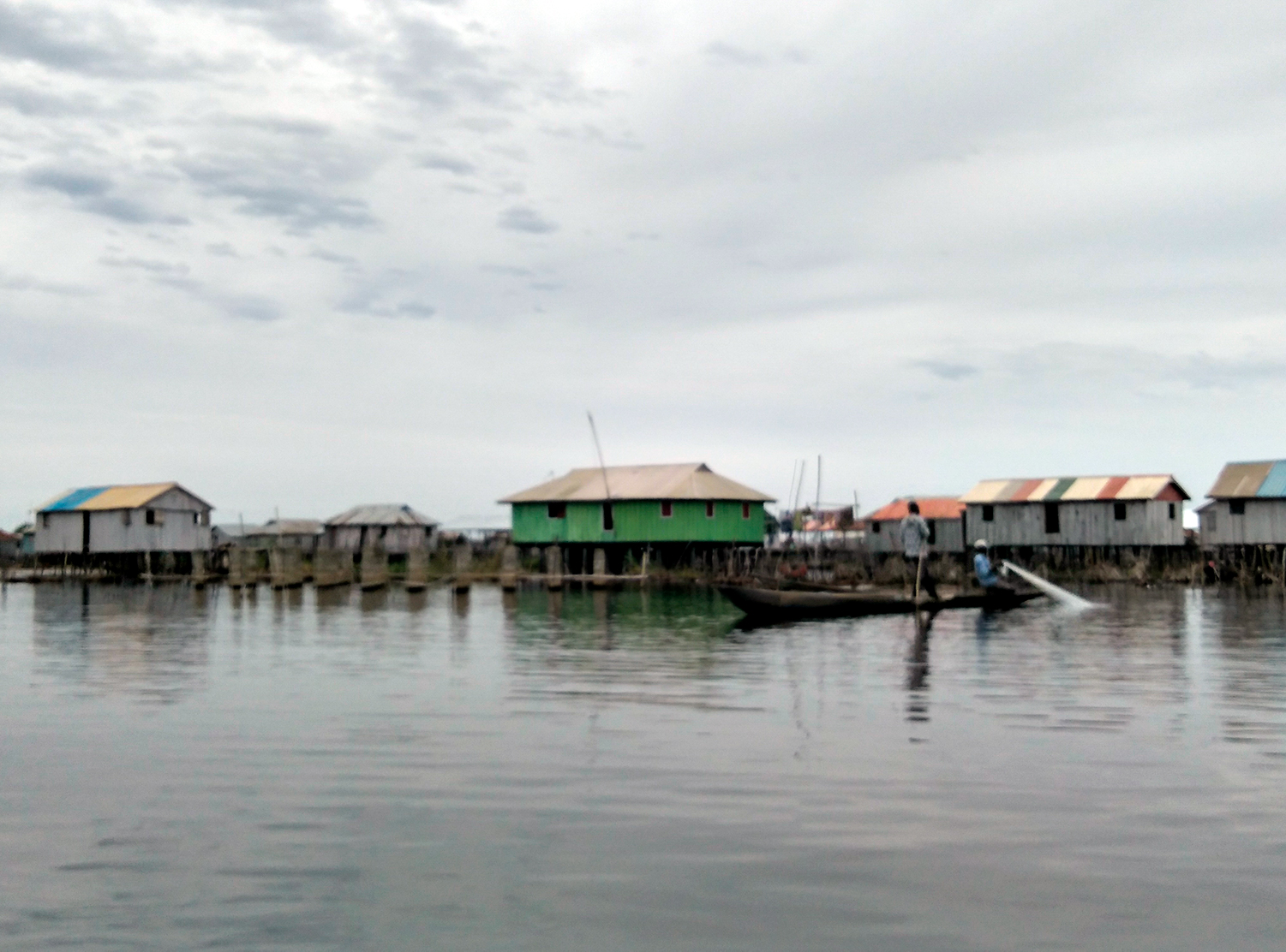 À Ganvié, village lacustre, le mode de transport est la pirogue. 