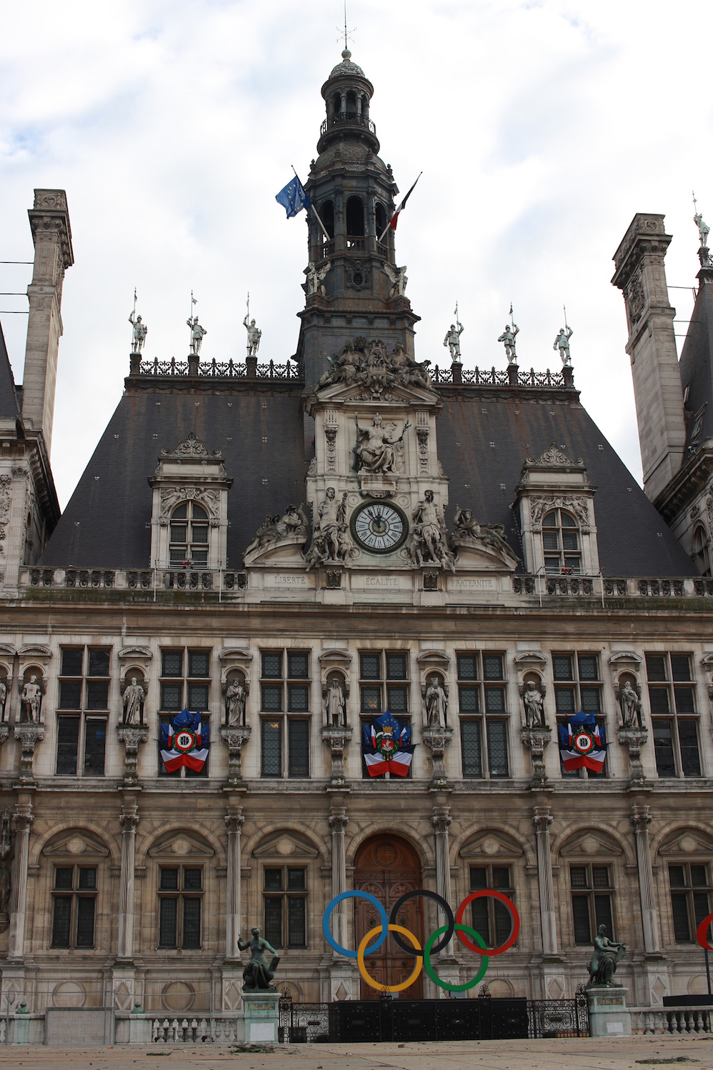 Dans ses archives, notre journaliste retrouve quelques photos récentes d’un précédent reportage à l’Hôtel de Ville. © Globe Reporters