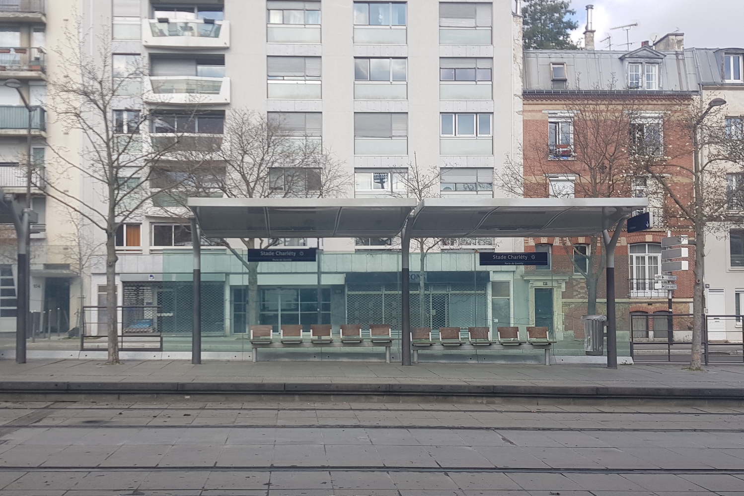 À Paris, il existe différentes lignes de trams qui entourent Paris et permet de relier les extérieurs de la capitale en transport en commun sans y entrer © Globe Reporters