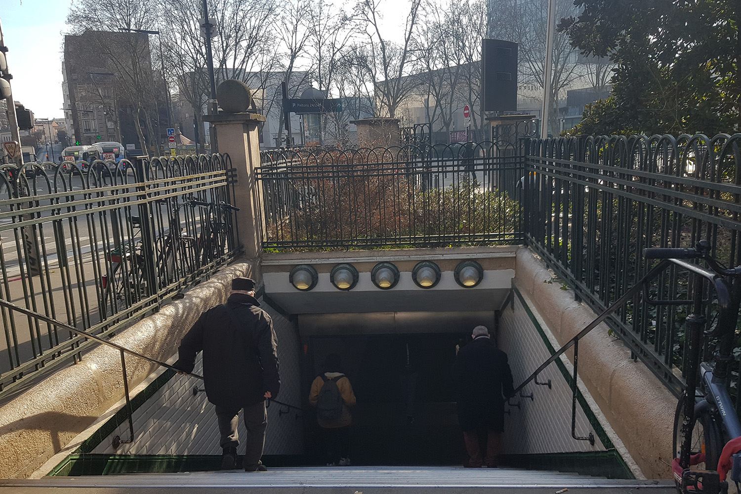 Elle se rend à Montreuil, à la lisière de Paris, où se situe le siège de l’association. © Globe Reporters