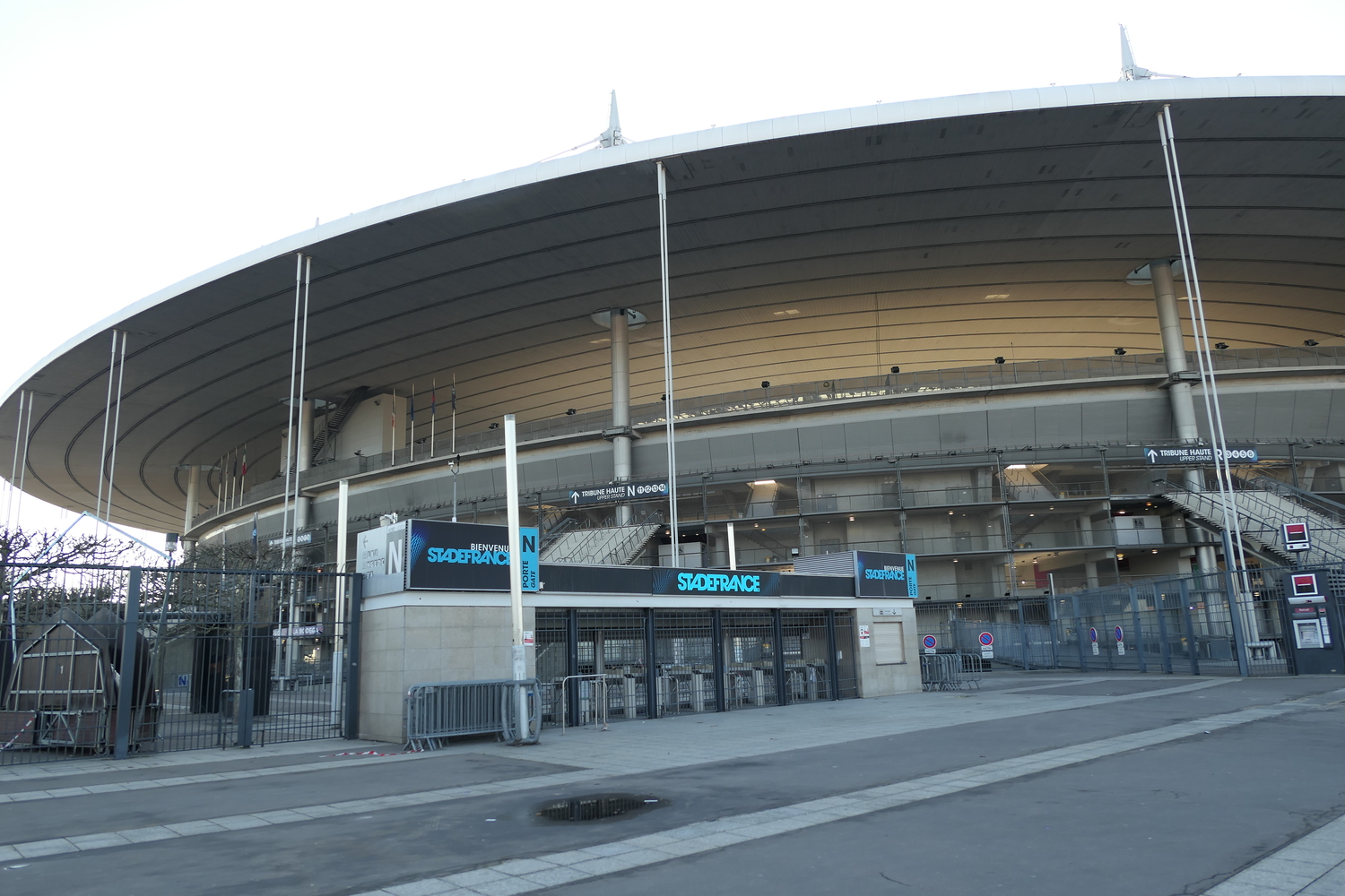 Après 45 minutes de métro, elle marche une quinzaine de minutes et passe devant le Stade de France avant de trouver l’écluse © Globe Reporters