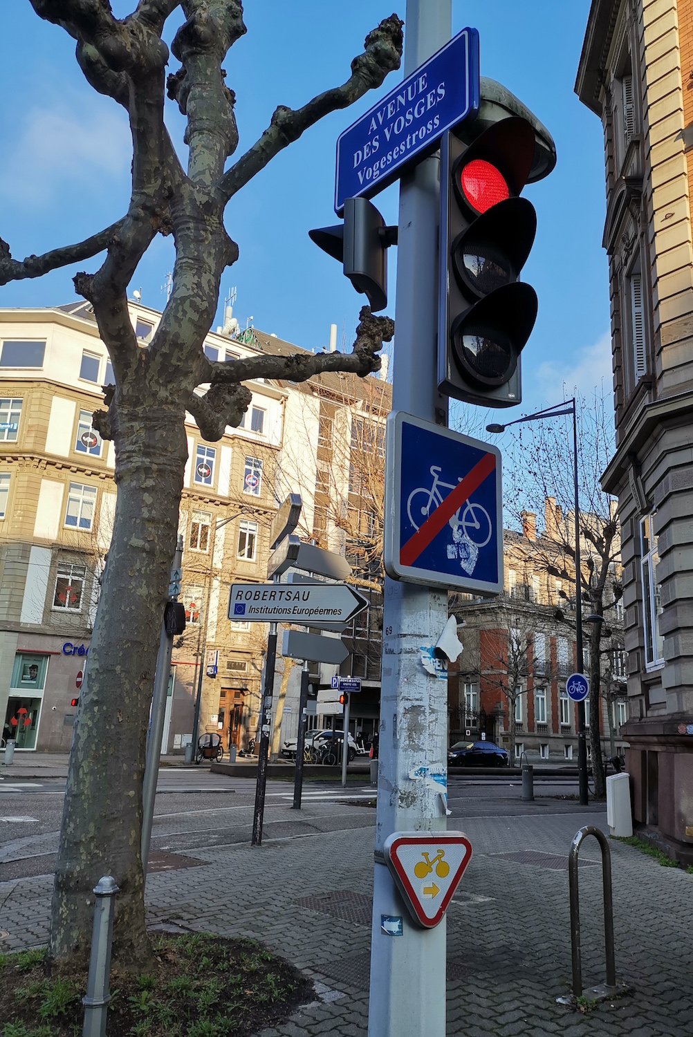 Ce signe (en bas du feu) signifie que si le feu est rouge les vélos peuvent quand même tourner à droite © Globe Reporters