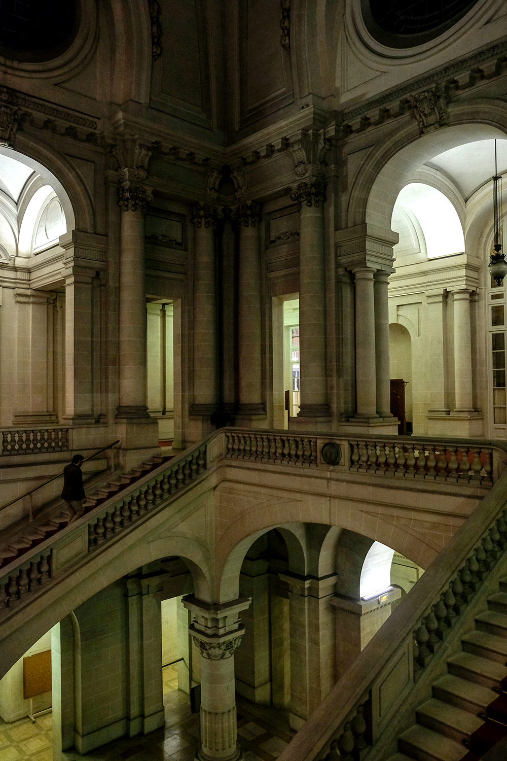 En entrant dans le bâtiment, Sidonie est frappée par la majestuosité des lieux. « Le bâtiment a été construit par un l’architecte du Quay d’Orsay à Paris. Il marque l’âge d’or de Roubaix », explique l’adjoint au maire en montant les marches. 