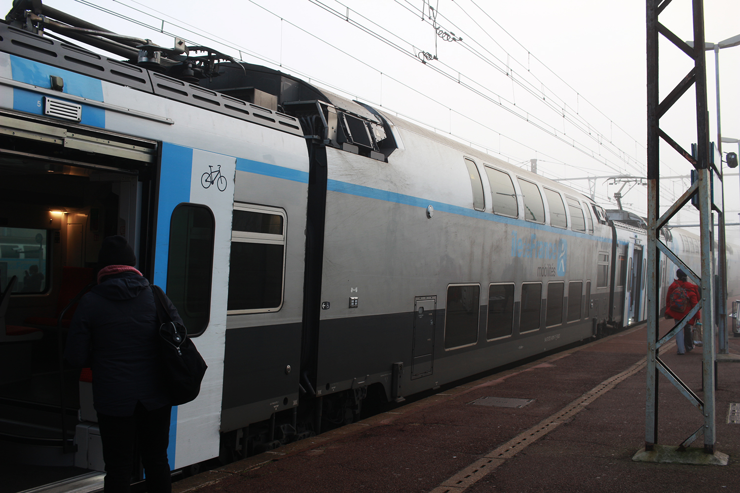 Deux heures de trajet, durant lesquelles elle va devoir prendre un métro, deux RER, et marcher une vingtaine de minutes pour rejoindre la mairie de Saint-Fargeau-Ponthierry © Globe Reporters