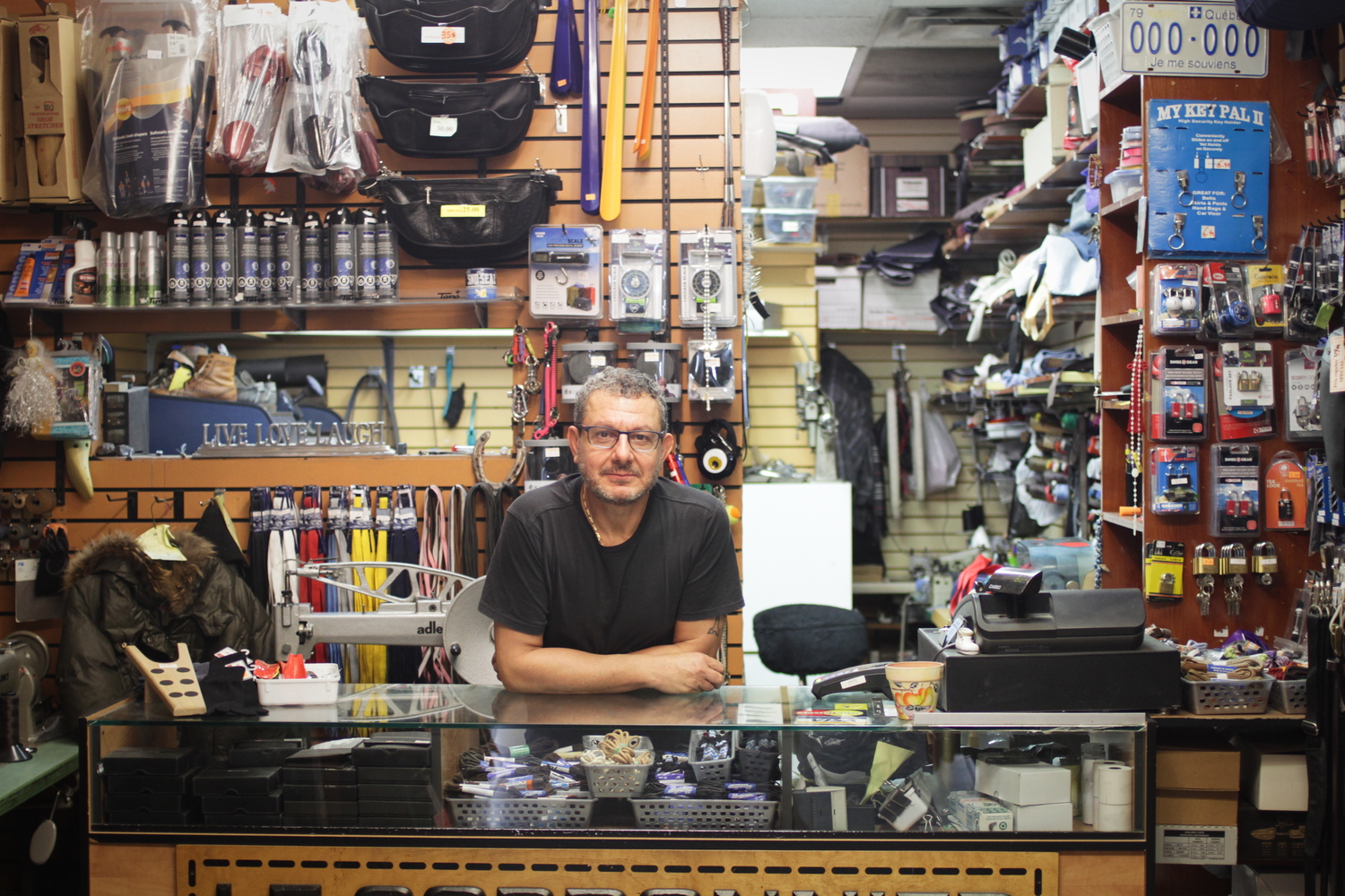 Ara OHANIAN dans sa boutique, à côté du centre Eaton.