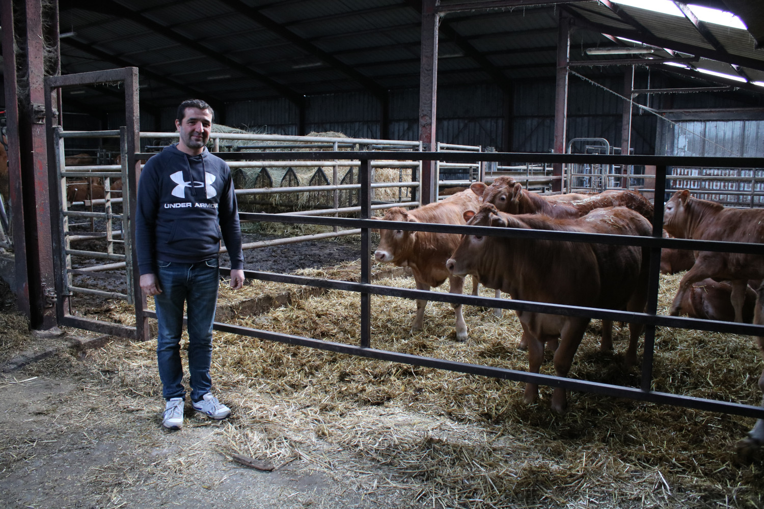 Bernard DUCROS devant l’enclos des veaux qui sont séparés de leur mère en journée © Anouk PASSELAC / Globe Reporters