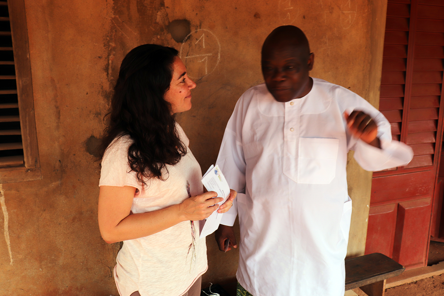 Bernard Gabin DJIMASSE et l’envoyée spéciale des globe-reporters, Tatiana Miralles.