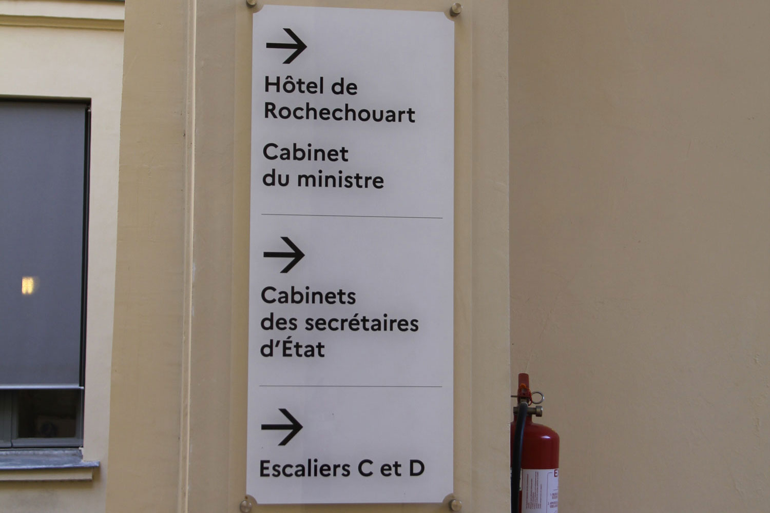 Tout au fond de la cour principale, la direction du cabinet du ministre © Globe Reporters 