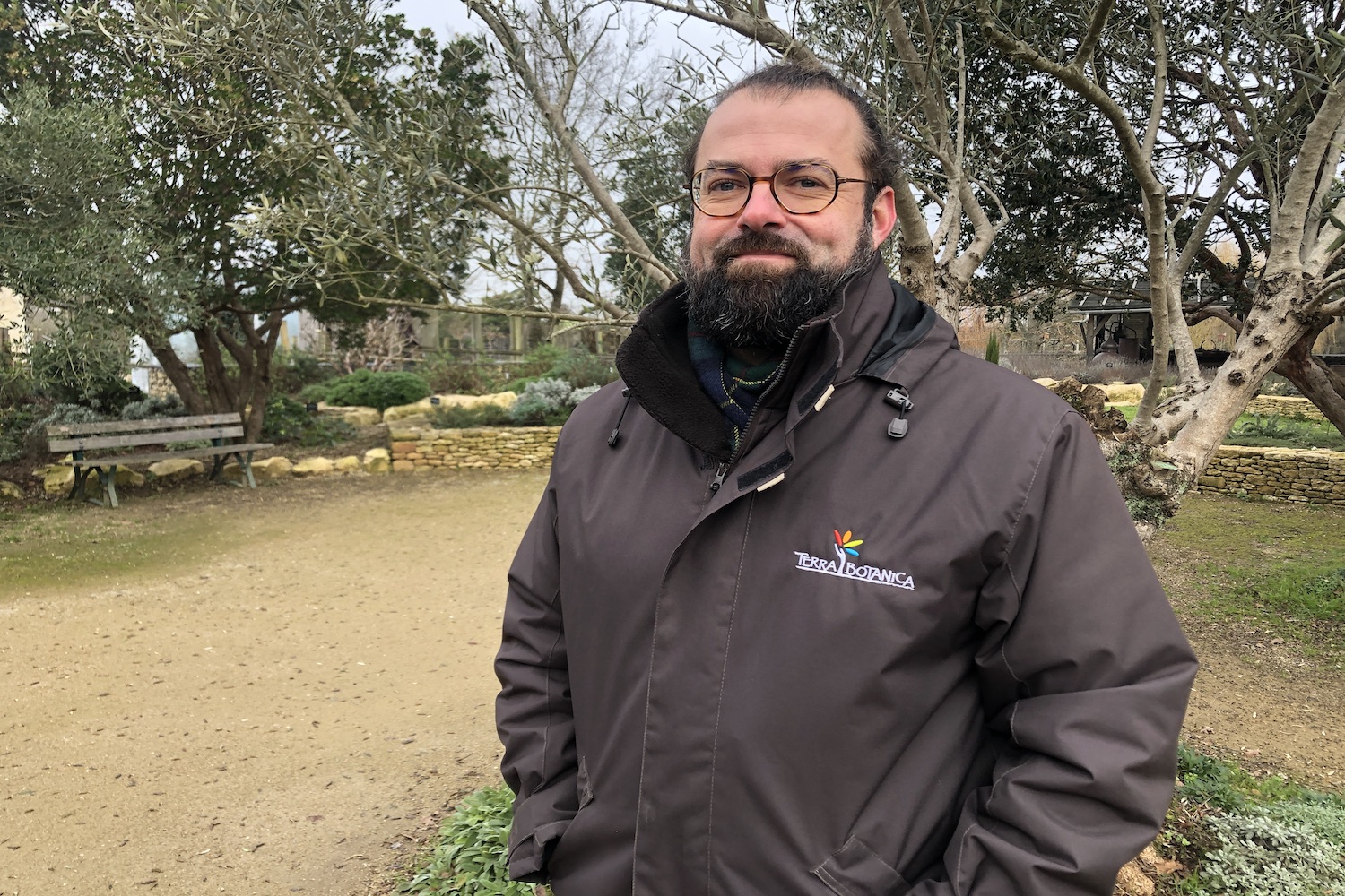 Boris BARRE est chargé de médiation à Terra Botanica et paysagiste de formation. Il pose pour la photo sous un olivier, un arbre qu’on trouve beaucoup sur les rives de la Méditerranée © Globe Reporters