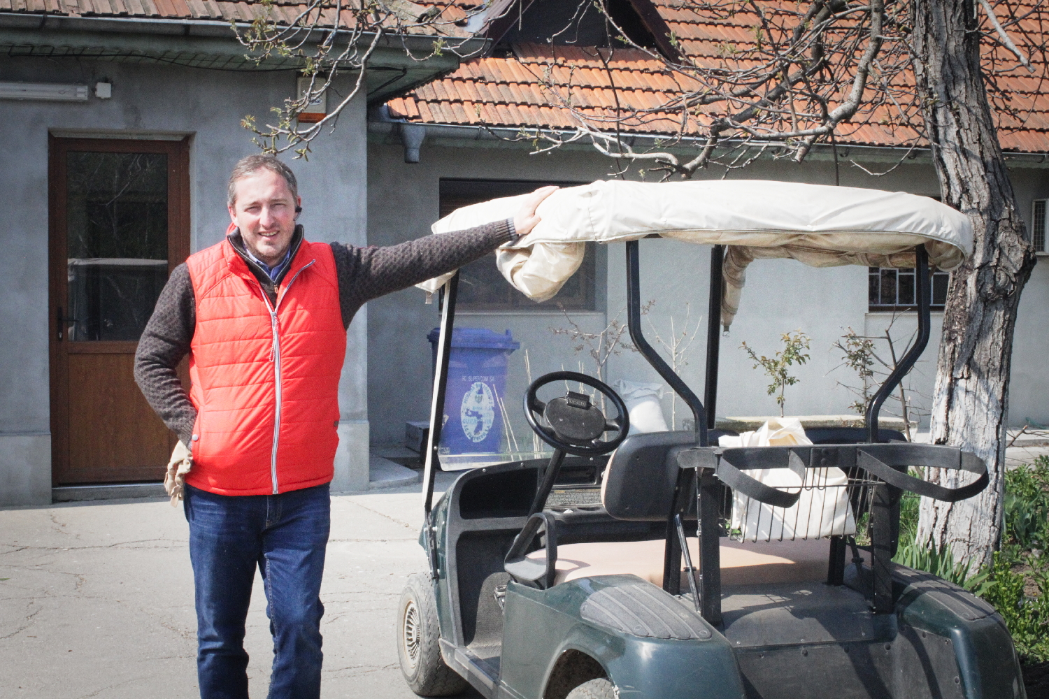 Sorin PETCU, aux côtés de la petite voiture avec laquelle notre envoyée spéciale fait un tour de la ferme.