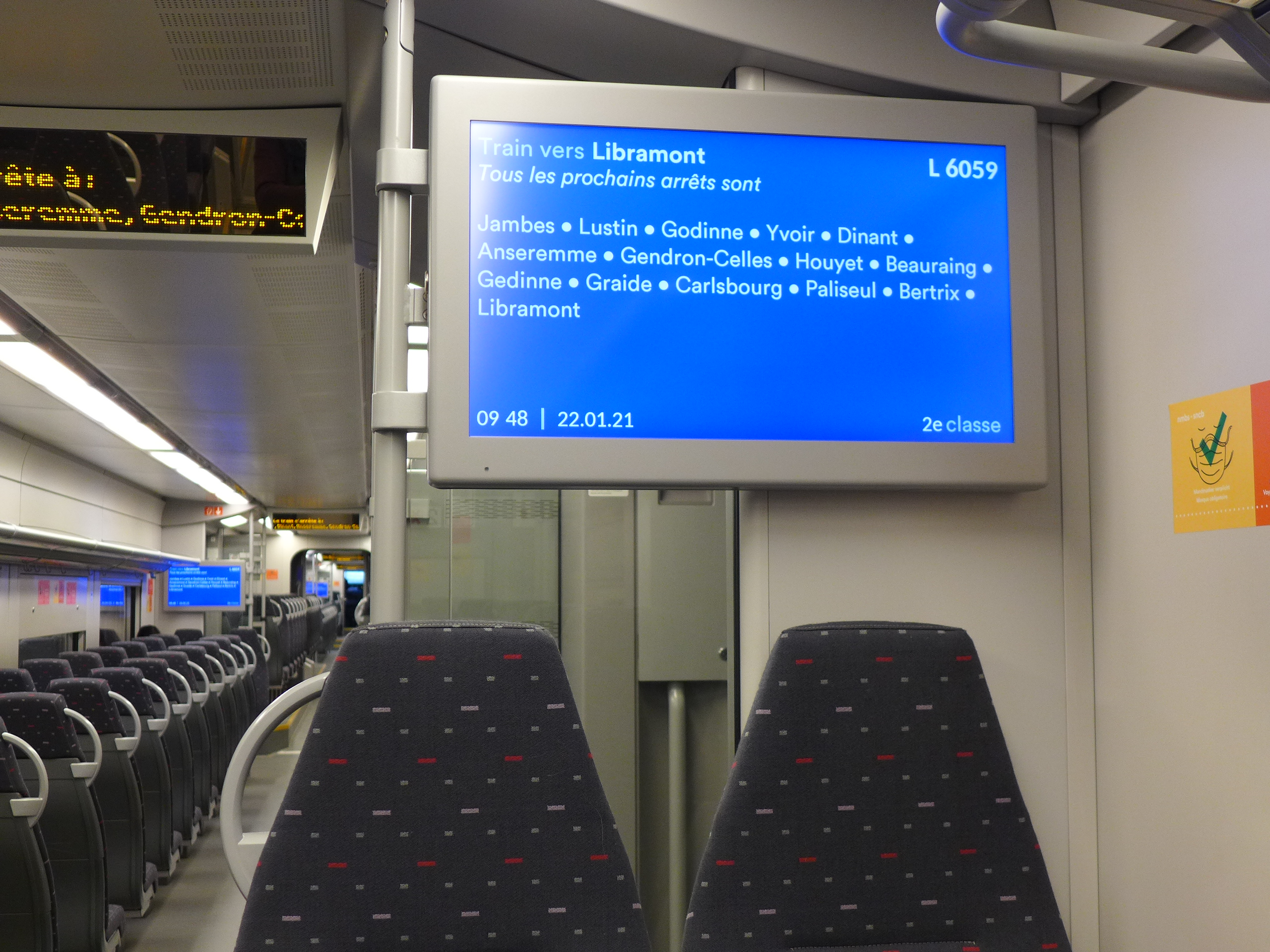 Le trajet Namur-Houyet se déroule à bord d’un train régional beaucoup plus moderne. Peu de monde à bord © Globe Reporters