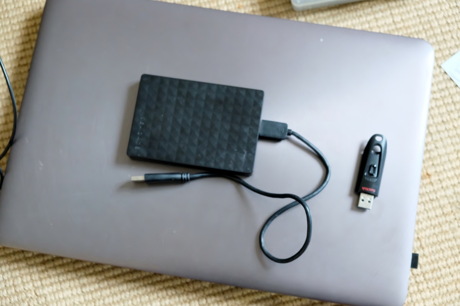 Un ordinateur, une clef USB et un disque dur externe pour archiver tous les reportages et les envoyer à Anaïs, notre secrétaire de rédaction qui se charge de les mettre en ligne. 