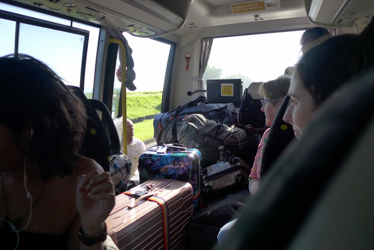 Pendant le trajet, la porte du bus s’est ouverte manquant de renverser les bagages des passagers ! Heureusement, quelqu’un avait de la corde et a réussi à bloquer la porte pour que le bus puisse poursuivre sa route.