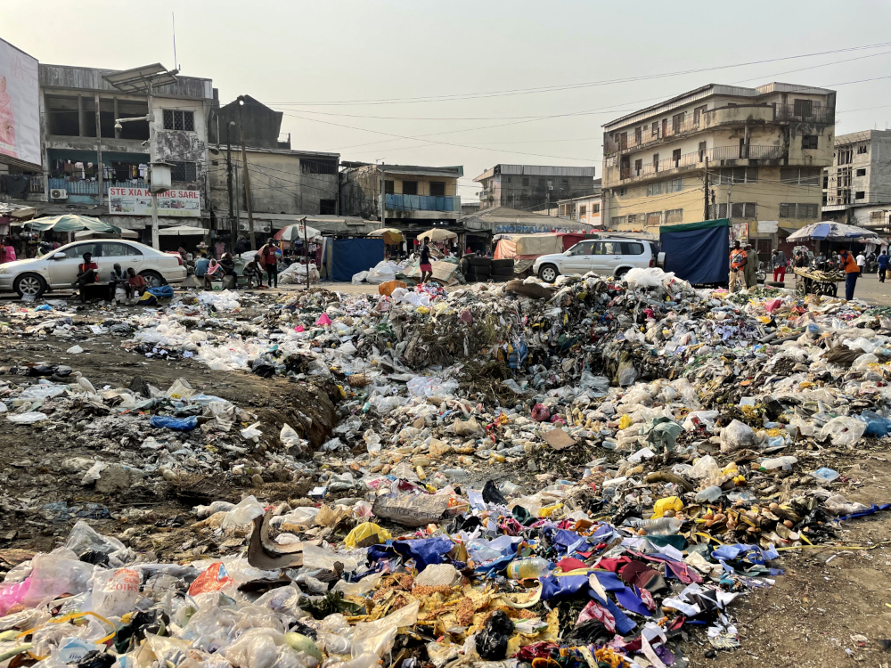 Décharge à ciel ouvert au milieu de la ville de Douala dans le quartier de Congo © Globe Reporters