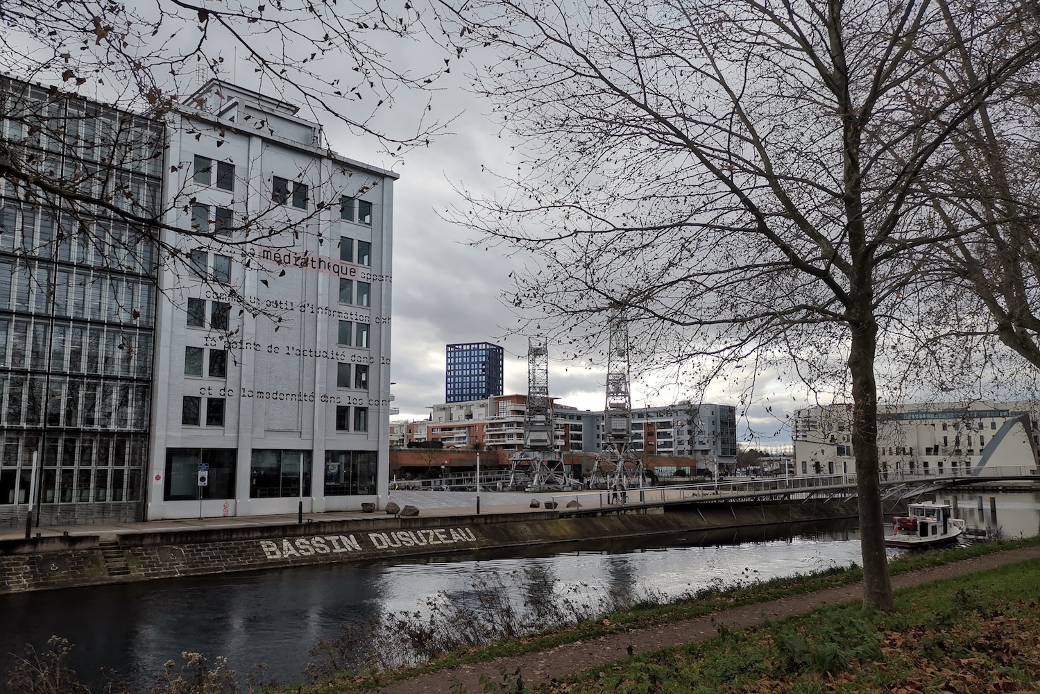 Nous approchons de la médiathèque. C’est un peu le bâtiment amiral de ce quartier portuaire industriel reconverti. Il n’y a pas si longtemps, c’était un silo à grains. Elle a été inaugurée en 2008 © Globe Reporters