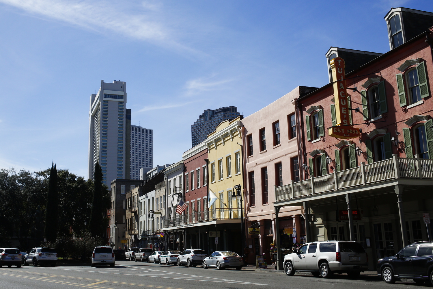 Le centre-ville de La Nouvelle-Orléans : d’un côté, l’ancien quartier appelé « French Quarter » (quartier français) ou « Vieux Carré ». De l’autre, le quartier des affaires avec ses gratte-ciels © Globe Reporters