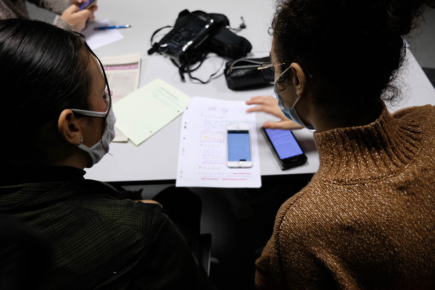 Elles se servent de leurs recherches pour préparer l’interview © Globe Reporters