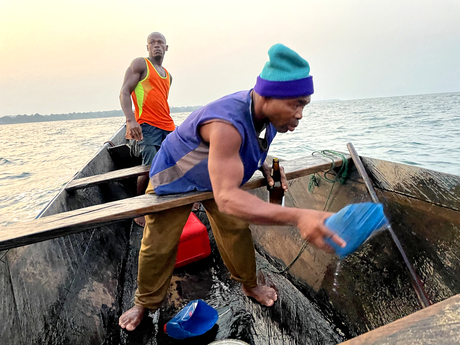 Bien que la pirogue soit calfatée avec du goudron, l’eau rentre et Blaise est obligé d’écoper régulièrement © Globe Reporters