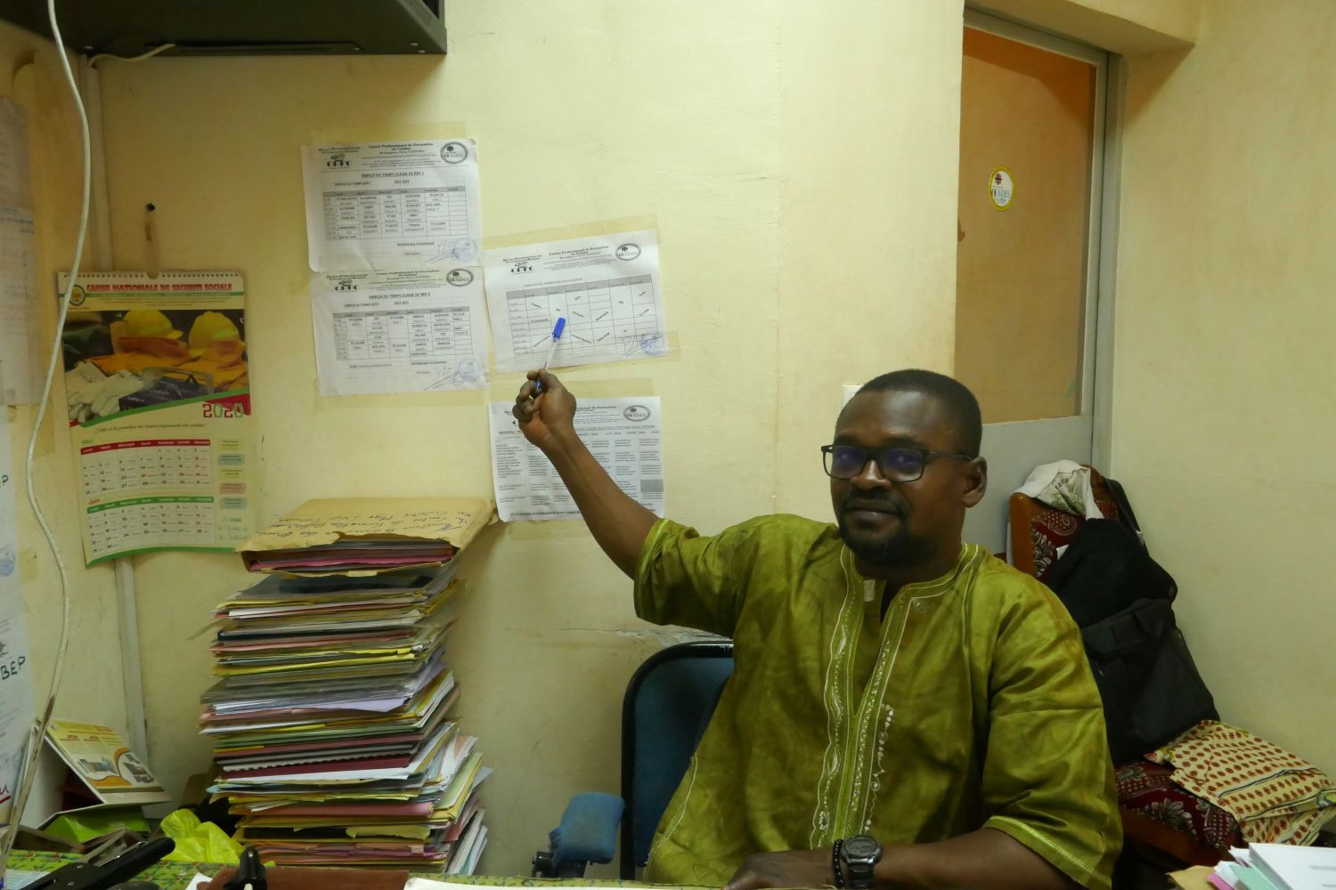 03 Roselin Dieudonné KABORE montre les différents niveaux d’études en cuisine pour les étudiants et étudiantes qui veulent devenir chefs © Globe Reporters