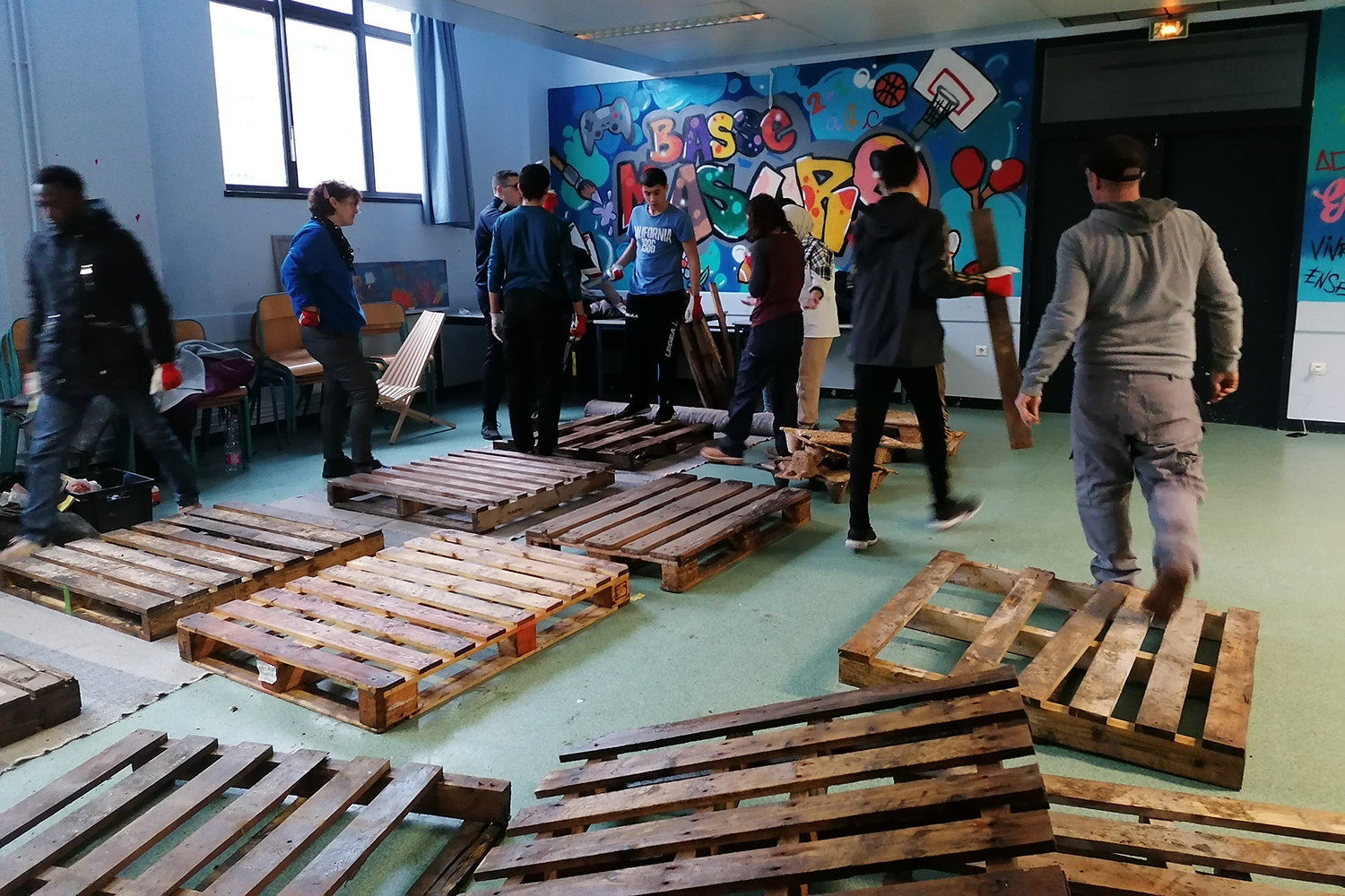 Aujourd’hui, les jeunes apprennent à démonter des palettes pour en faire des bacs à compost ! © Globe Reporters