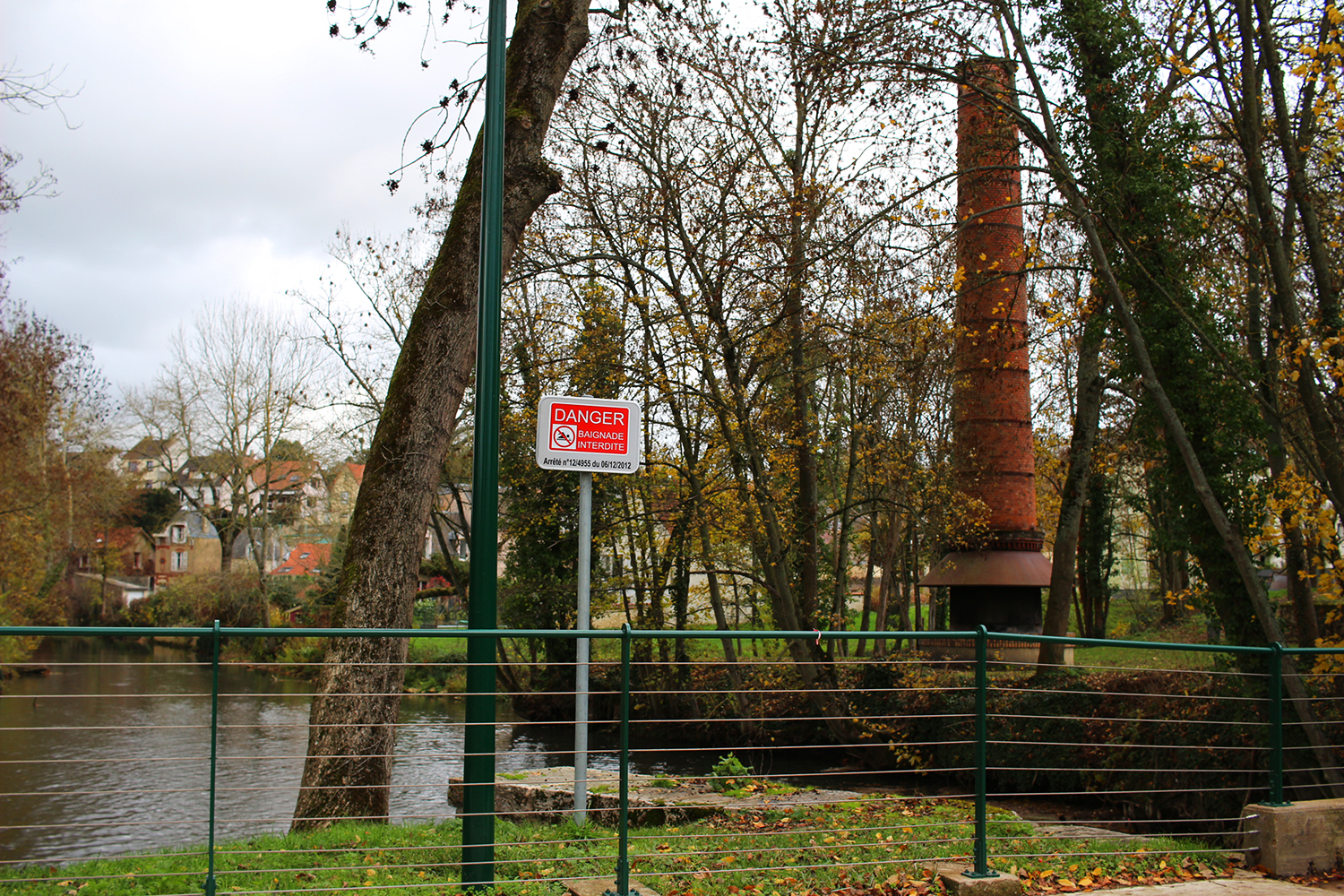 Près de l’Eure, cette ancienne cheminée est le dernier vestige d’une ancienne briqueterie. Aujourd’hui, elle sert de barbecue © Globe Reporters