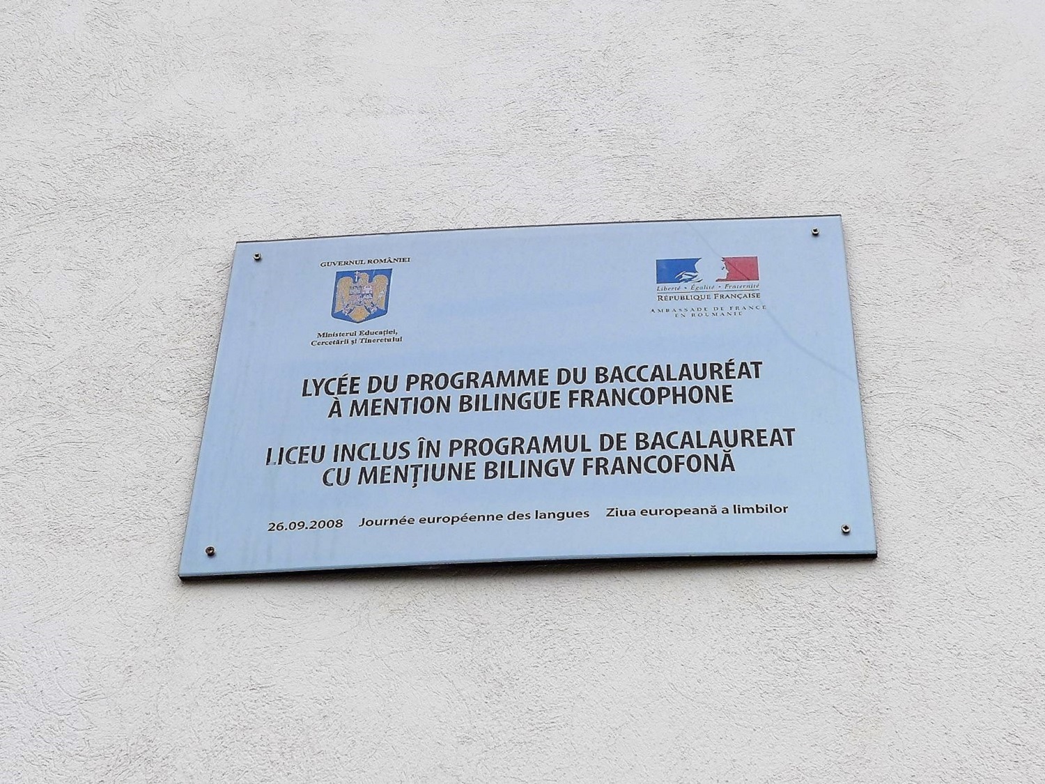 L’établissement est à la fois une école primaire, un collège et un lycée. On y apprend le français de façon renforcée. Il figure parmi la vingtaine de lycées du pays où les élèves peuvent passer le bac à mention bilingue francophone.