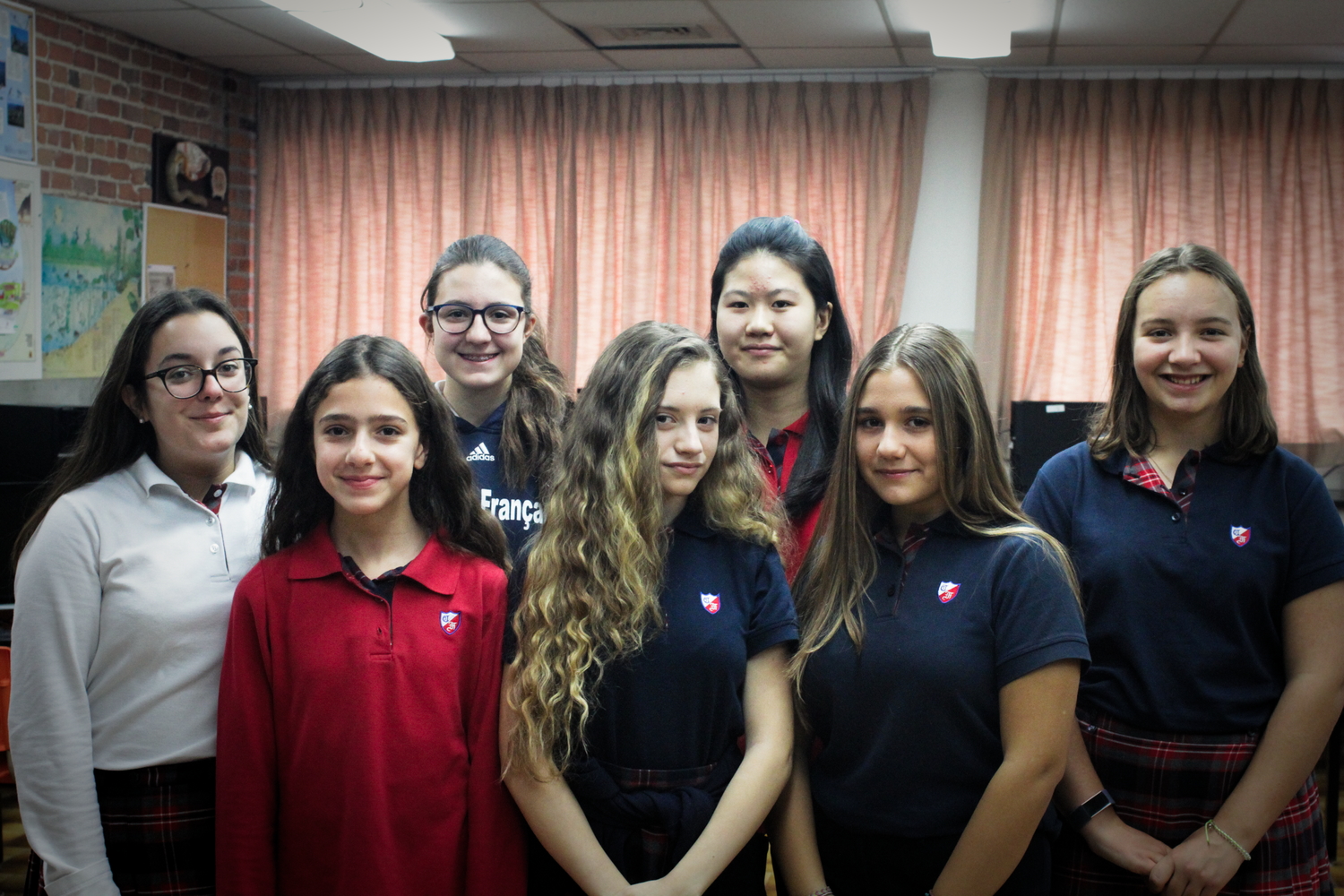 Une partie des élèves volontaires. De gauche à droite : Véronique, Victoria, Camille, Nikol, Lang, Theano et Coralie. Il manque Nayel et Jennifer, qui refusent d’être sur la photo. 