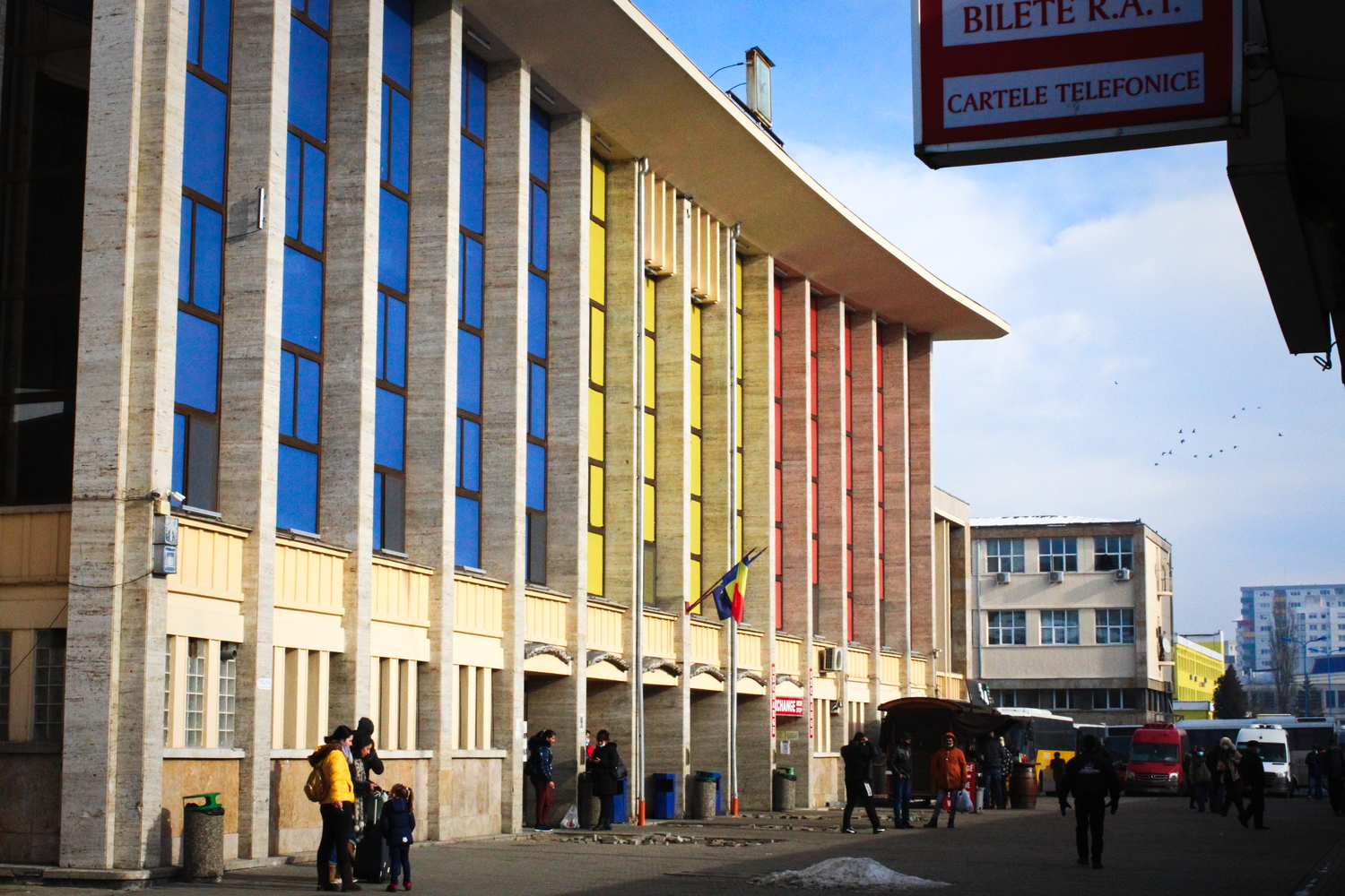 Entrée de la gare de Brasov, vue de l’extérieur © Globe Reporters