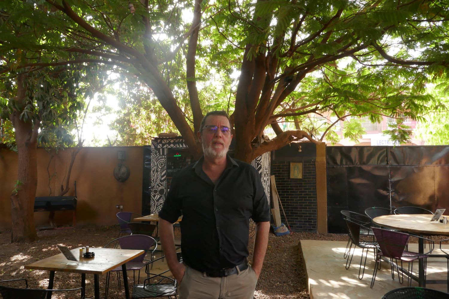 Au jardin du restaurant La Belle Étoile, Éric BERNARD conseille de ne jamais arrêter de lire. La lecture permet de voyager sans bouger et d’une façon économique © Globe Reporters