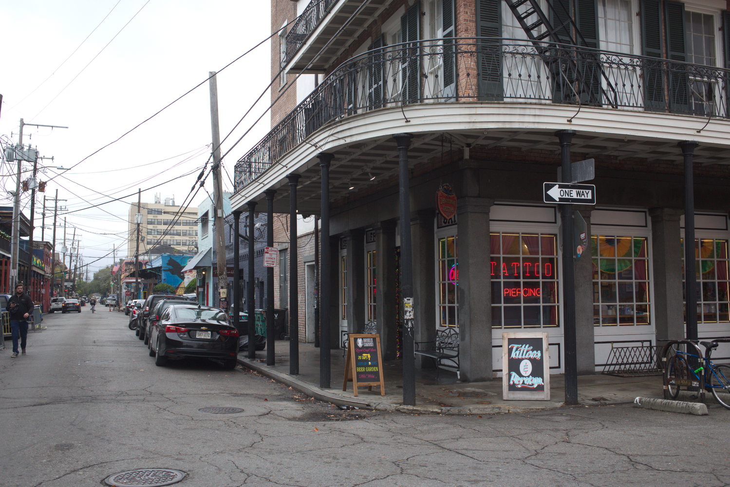 Frenchmen street, où ont lieu de nombreux concerts chaque soir dans les cafés et bars. © Globe Reporters