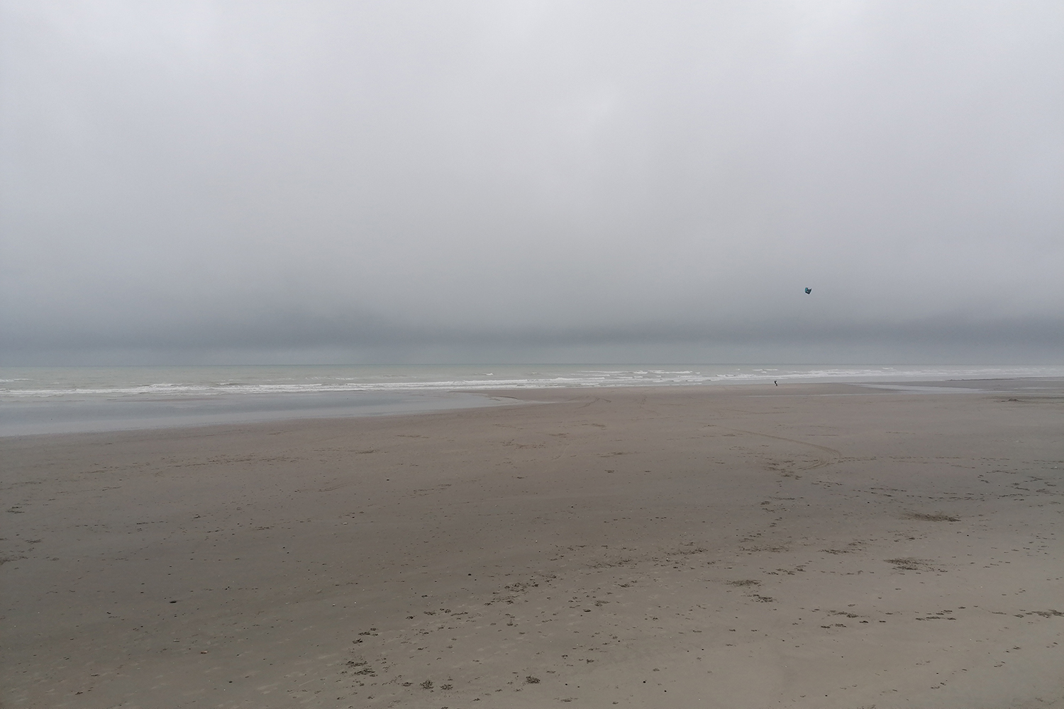Les plages du Nord, et leurs grandes étendues de sable fin. Ce jour-là, la mer se perd dans le brouillard © Globe Reporters