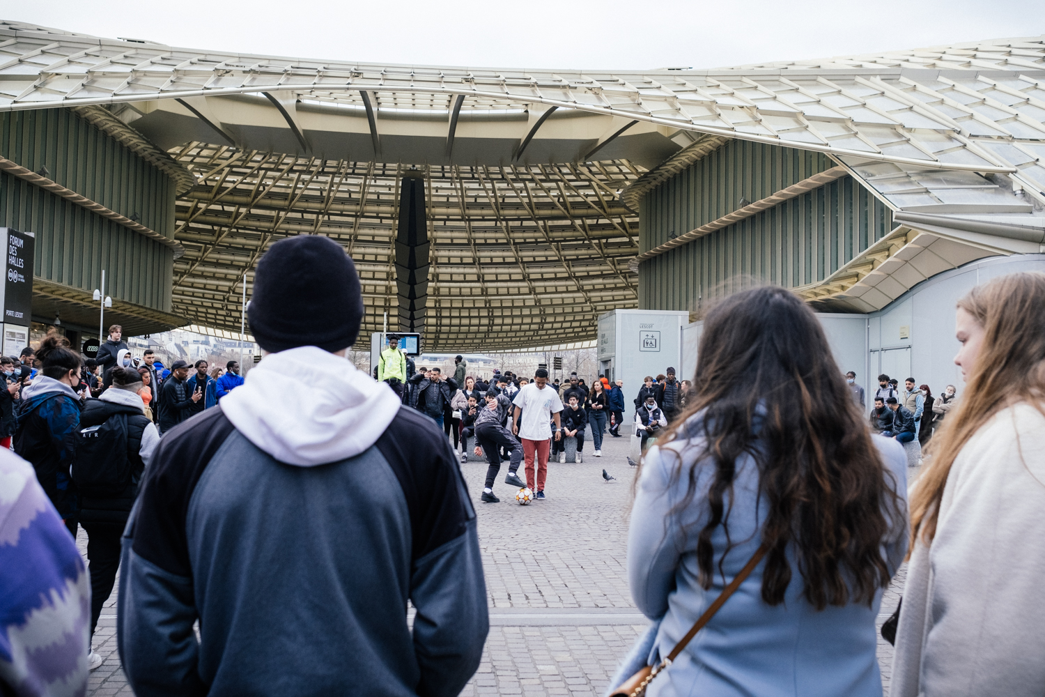 Le poète Guy GOFFETTE habite depuis très longtemps en plein coeur de la capitale, Paris, dans le très animé quartier des Halles. Ce jour-là, à quelques mètres de la porte de son immeuble, des jeunes font un spectacle de rue © Globe Reporters