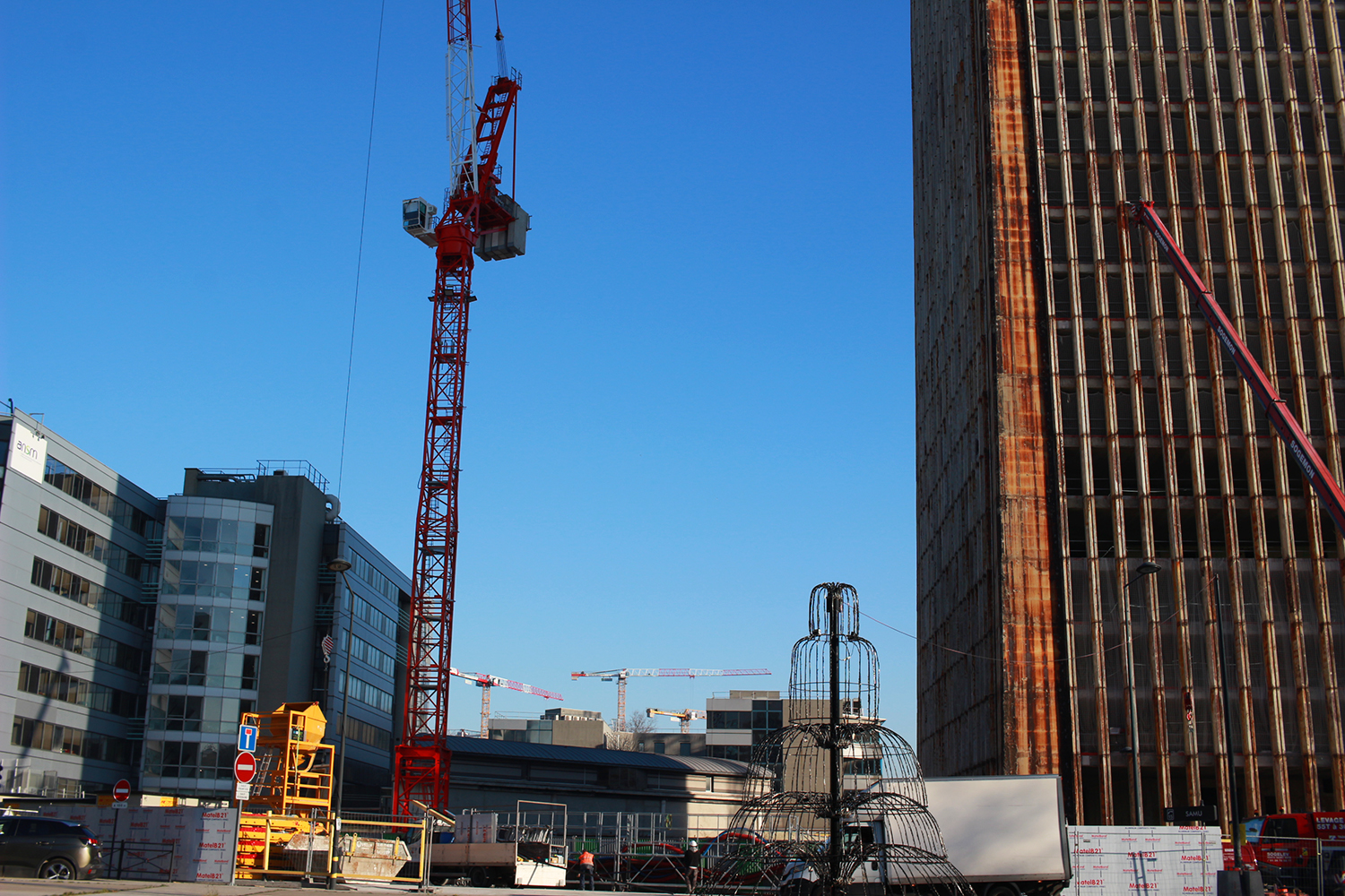 L’immense tour du Carrefour Pleyel, inaugurée en 1973 est en cours de restructuration - elle aussi - dans le cadre des travaux pour les JO 2024 © Globe Reporters