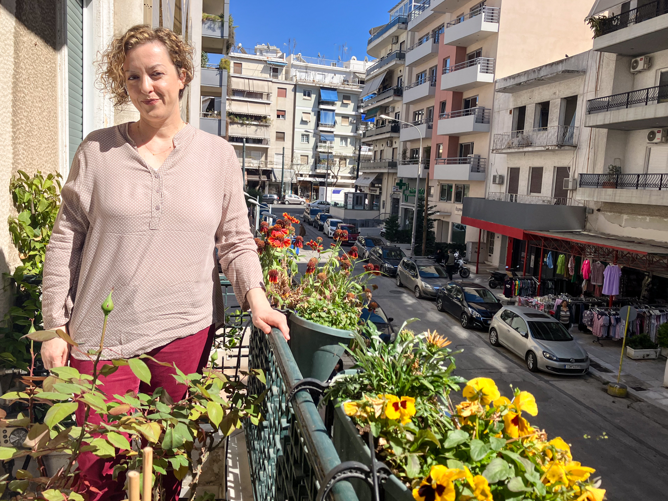 Emmi PANOUSSI sur le balcon des bureaux de son organisation, qui entend préserver « notre patrimoine alimentaire » © Globe Reporters