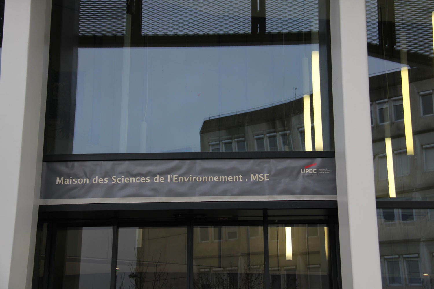 L’entrée de la maison des sciences de l’environnement © Globe Reporters