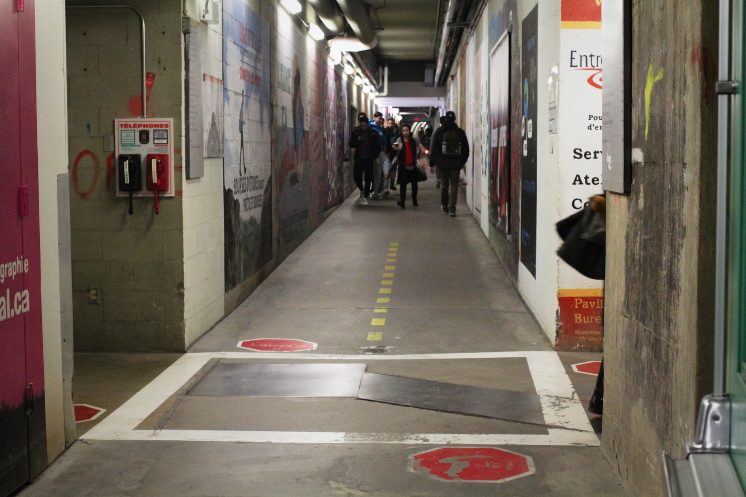 Une intersection dans le souterrain.