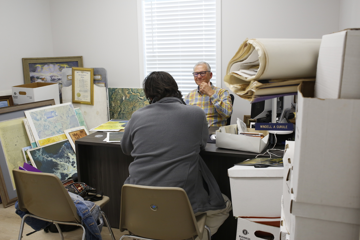 Jacques dans le bureau de Windell CUROLE © Globe Reporters